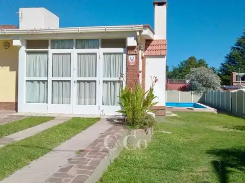 Casa En Venta De 2 Dormitorios y Pileta Apta Crédito En Playas De Oro - Villa Carlos Paz