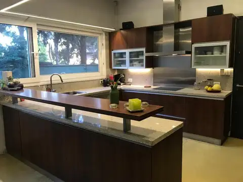 Casa 4 ambientes con 4 baños