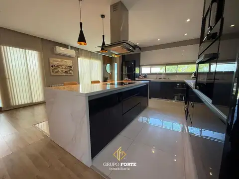 Casa en Venta con 4 cocheras