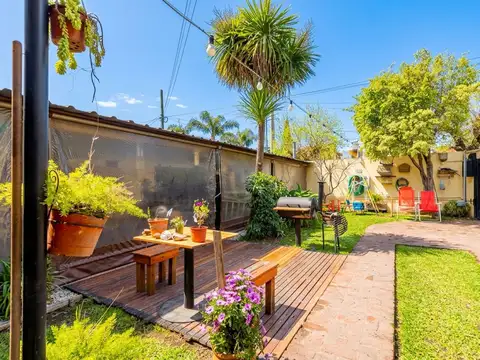 CASA 5 AMB EN VENTA CON COCHERA, JARDÍN Y QUINCHO