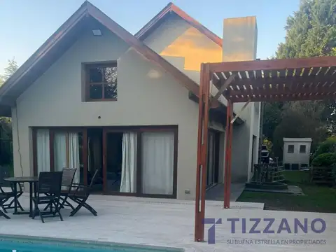Casa 5 ambientes con 4 baños