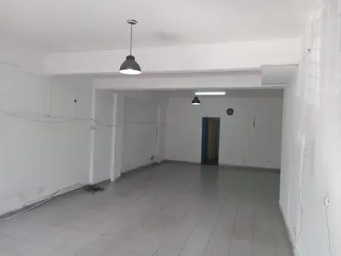 Muy buen local de 63 m2 con baño, office y gran vidriera