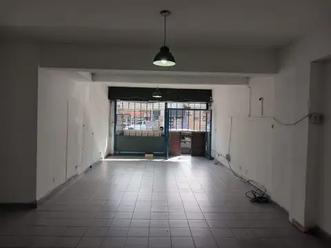 Muy buen local de 63 m2 con baño, office y gran vidriera