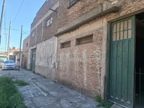 GALPÓN CON ENTREPISO Y JARDÍN AL FONDO EN VENTA EN BERAZATEGUI