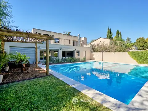 VENTA / PERMUTA - Casa de 3 dormitorios, jardín, quincho y piscina. Funes, Santa Fe.