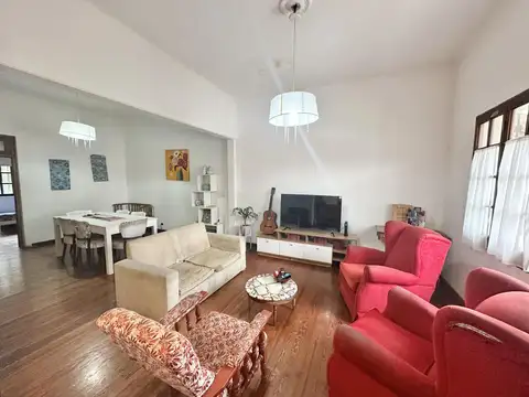 Casa en Venta de 3 dormitorios. Superficie de 600m2. Patio con pileta. Cochera. Pleno centro Campana