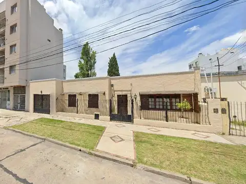 Casa en Venta de 3 dormitorios. Superficie de 600m2. Patio con pileta. Cochera. Pleno centro Campana