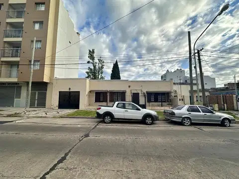Casa en Venta de 3 dormitorios. Superficie de 600m2. Patio con pileta. Cochera. Pleno centro Campana