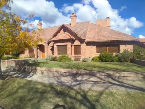 Casa en venta - 3 Dormitorios 2 -Cocheras - 450Mts2 - General Roca