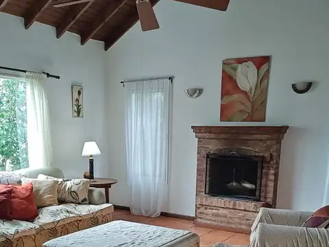 Casa en Alquiler con 1 cochera