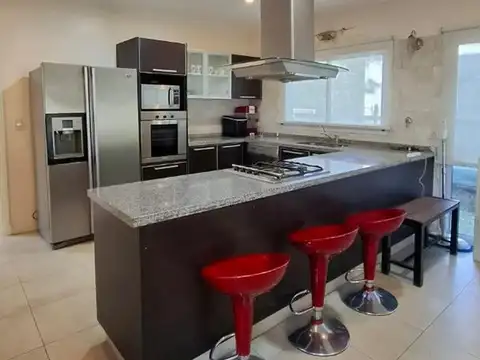 Casa 5 ambientes con 4 baños