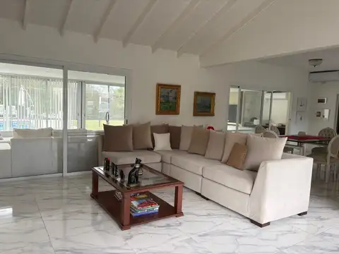 Casa 4 ambientes con 3 baños