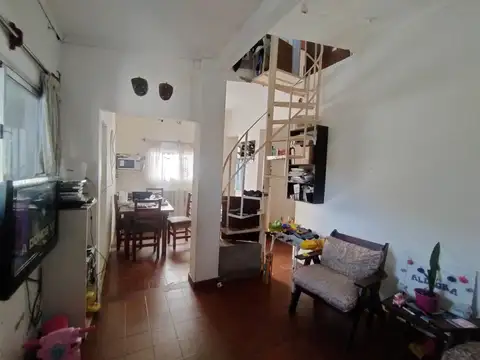 CASA 5 AMBIENTES + 2 DEPARTAMENTOS 3 AMBIENTES