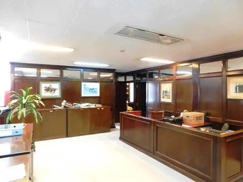 Oficina 17 ambientes con 4 baños