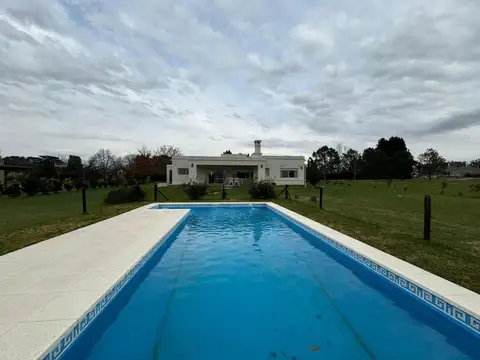 Casa de ensueño con piscina en Chacras de La Cruz 
