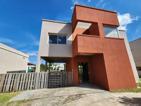 VENTA CASA 5 AMBIENTES CON GALERÍA, PARRILLA Y PILETA - BARRIO SAN EDUARDO