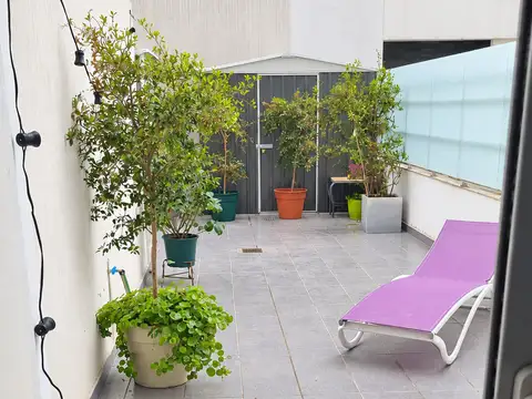 Semipiso en venta en España al 300, Rosario, con patio de uso exclusivo