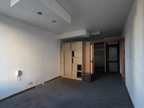 OFICINA galería Austral con VENTANAL A MITRE