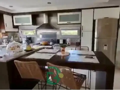 Casa en Venta con 3 cocheras