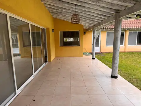 Casa en Alquiler con 2 cocheras