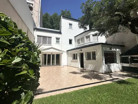 Venta de Casa 6 ambientes en Flores, con Parque, Piscina y Parrilla 