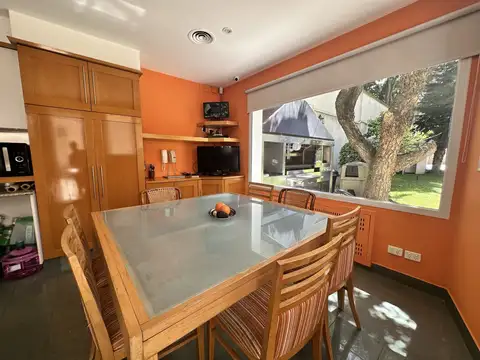 Venta de Casa 6 ambientes en Flores, con Parque, Piscina y Parrilla