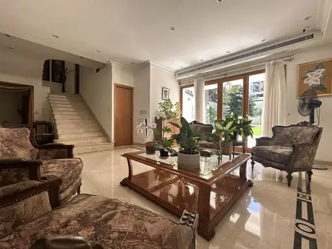 Venta de Casa 6 ambientes en Flores, con Parque, Piscina y Parrilla 