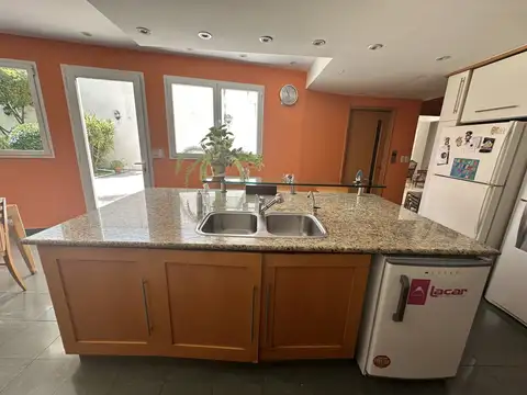 Venta de Casa 6 ambientes en Flores, con Parque, Piscina y Parrilla