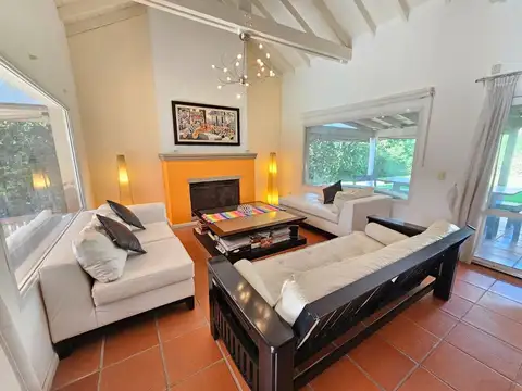 Casa en Venta con 2 cocheras