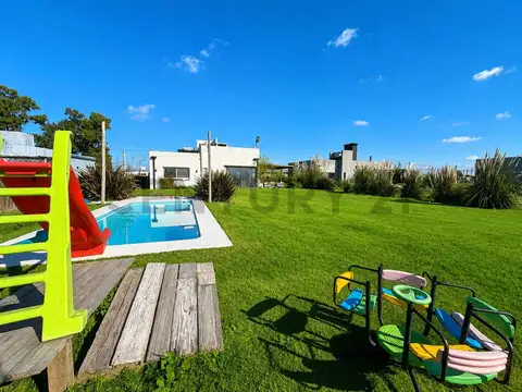 Casas en venta en La Plata, 3 dormitorios con pileta, barrio perimetrado.-
