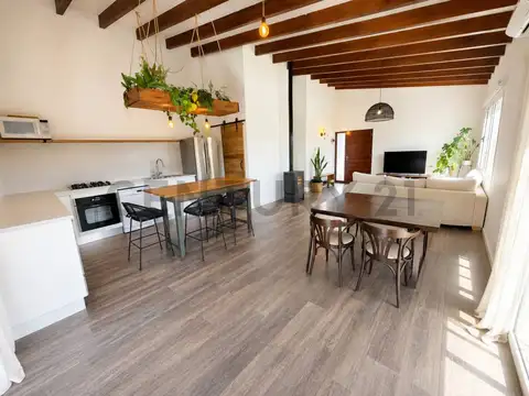 Casas en venta en La Plata, 3 dormitorios con pileta, barrio perimetrado.-