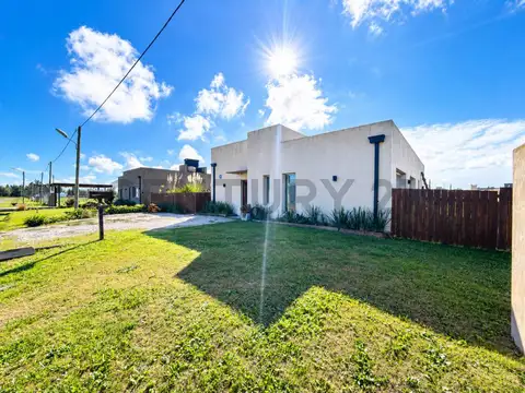 Casas en venta en La Plata, 3 dormitorios con pileta, barrio perimetrado.-