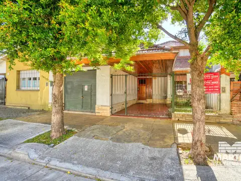 Casa en venta en Martinez, 5 ambientes, jardín y cochera. Posibilidad de dos viviendas.