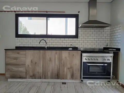 Casa en Alquiler con 2 cocheras