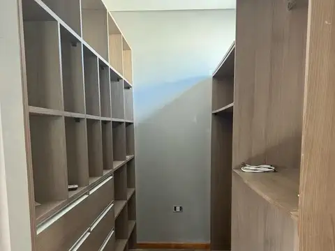 Casa en Alquiler con 2 cocheras