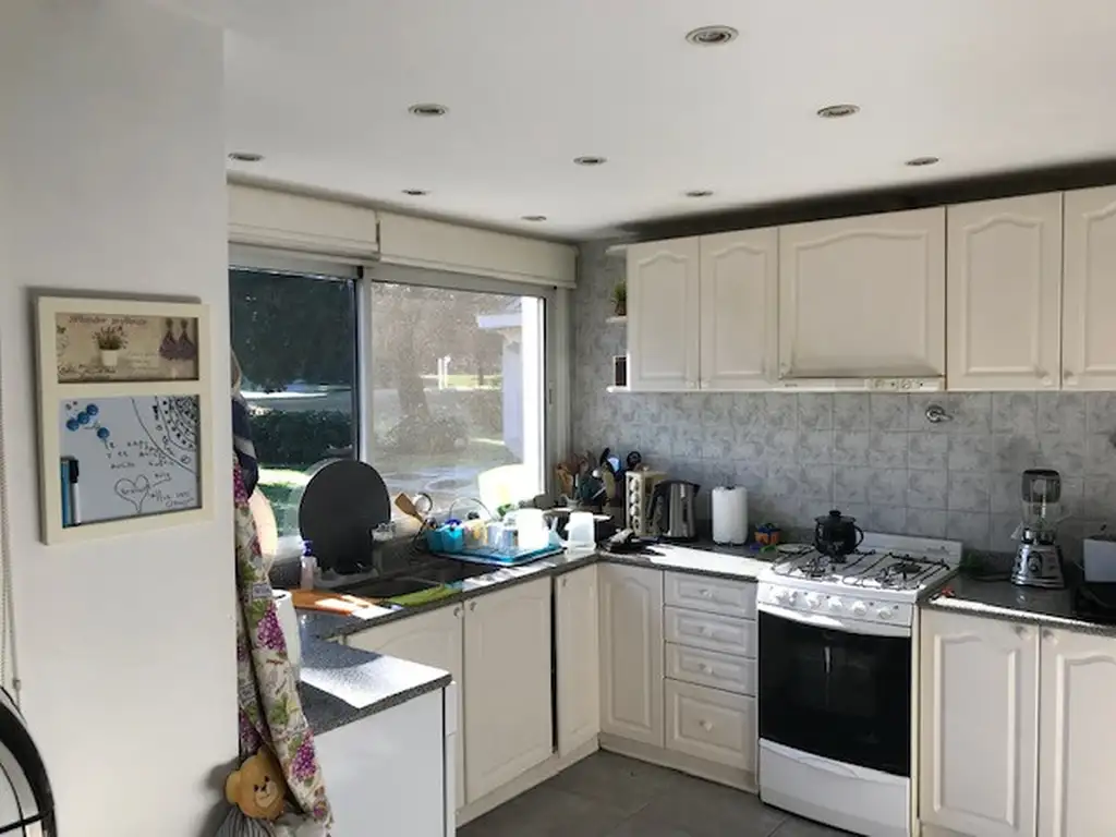 Casa - 411  m² Cubierta | 4 dormitorios | 15 años | 4 baños | 8 ambientes | 1 toilette