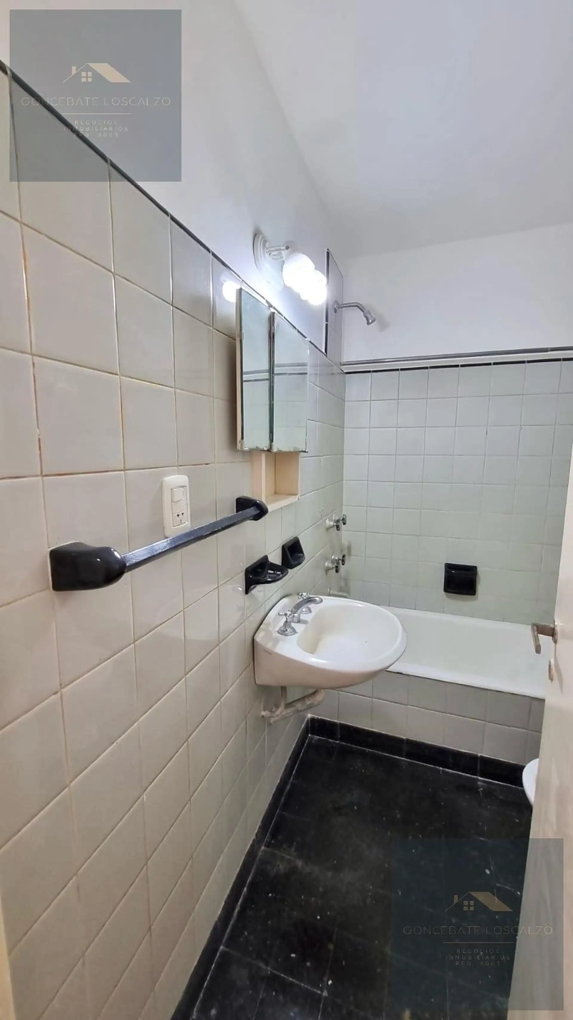 Depto 1 amb, 28m² con balcón y baño completo — Centro