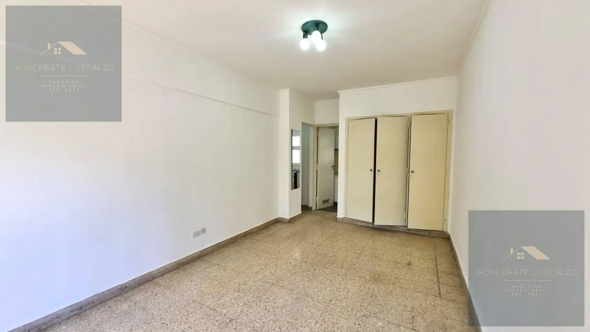 Depto 1 amb, 28m² con balcón y baño completo — Centro