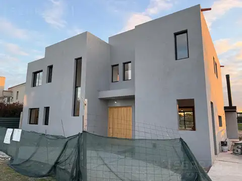 LHC. Venta casa 7 ambientes  al agua en San Matias. Escobar
