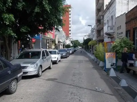 Hermoso local a metros de la estacion de Bernal