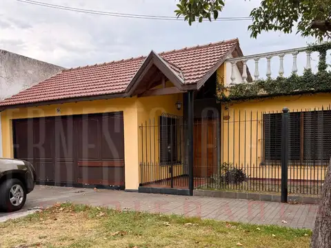 VENTA PRECIOSA CASA DE 4 AMBIENTES. QUILMES OESTE.