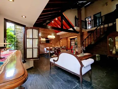 Casa en Venta con 2 cocheras