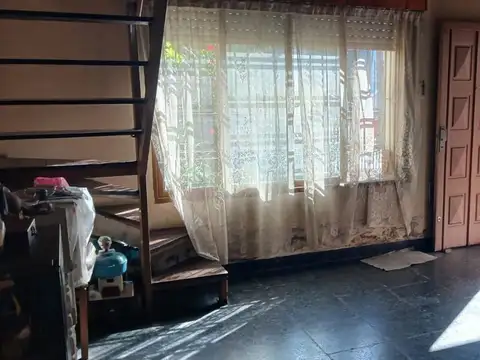 Casa para dos familias a la venta en Lanús! Buena zona y precio!