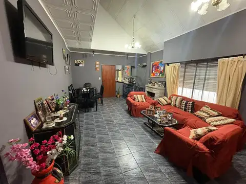 Casa 5 ambientes con 2 baños