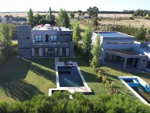 Casa en Venta con 3 cocheras