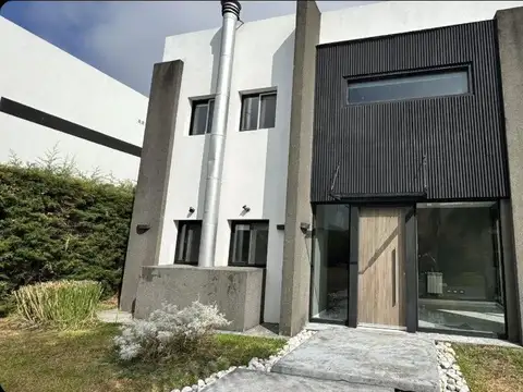 Casa en venta - 5 Dormitorios 4 Baños - Berazategui