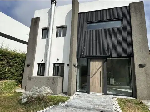 Casa en venta - 5 Dormitorios 4 Baños - Berazategui