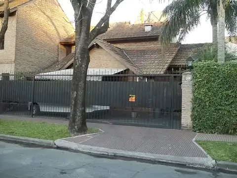 EXCELENTE CHALET EN INMEJORABLE ZONA DE BOULOGNE - 4 AMBIENTES - PARQUE CON PISCINA - QUINCHO 