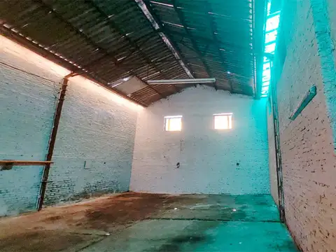 AMPLIO GALPÓN COMERCIAL SOBRE AVENIDA ARIJON