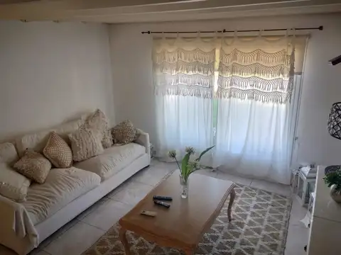 Casa en Alquiler con 2 cocheras